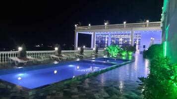 3 outdoor pools