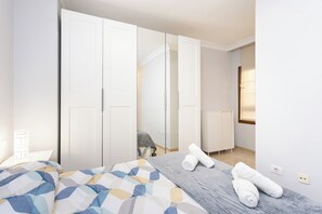 3 slaapkamers, een strijkplank/strijkijzer, wifi, beddengoed
