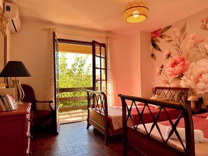 4 quartos, ferros/tábuas de passar roupa, berço de viagem