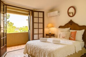 4 quartos, ferros/tábuas de passar roupa, berço de viagem