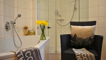 Apartment, 2 Schlafzimmer, Küche, Bergblick | Badezimmer | Dusche, Haartrockner, Handtücher, Seife