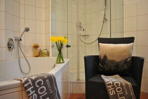 Dusche, Haartrockner, Handtücher, Seife
