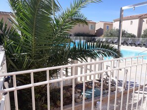 Utendørsbasseng og et oppvarmet basseng