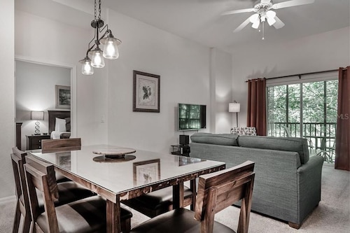COMFORTABLE APARTMENT - A REAL VACATION SPOT. HAS EVERYTHING YOU NEED-POOLS-LAKE