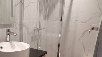 Douche, sĂšche-cheveux, serviettes fournies, savon