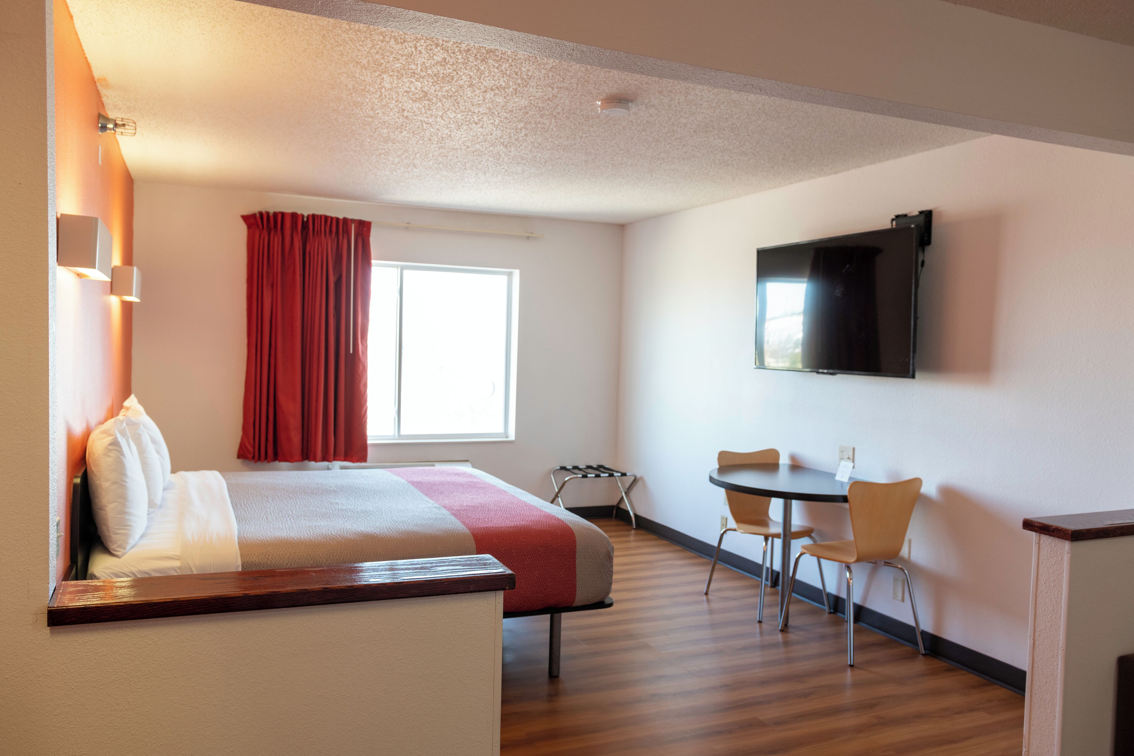 Superior Single Room, 1 King Bed, Non Smoking | Desk, free cribs/infant beds, rollaway beds, free WiFi