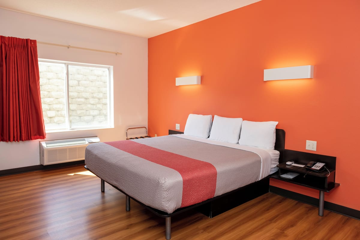 Standard-Einzelzimmer, 1 King-Bett, barrierearme Badewanne, Nichtraucher | Schreibtisch, kostenlose Babybetten, Zustellbetten, kostenloses WLAN