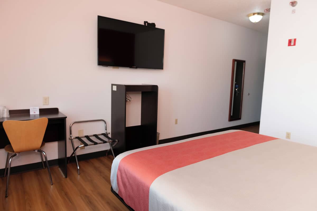 Standard-Einzelzimmer, 1 King-Bett, rollstuhlgeeignete Dusche, Nichtraucher | Schreibtisch, kostenlose Babybetten, Zustellbetten, kostenloses WLAN