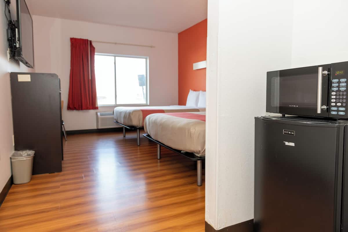 Standard-Einzelzimmer, 2 Queen-Betten, barrierearme Badewanne, Nichtraucher | Schreibtisch, kostenlose Babybetten, Zustellbetten, kostenloses WLAN