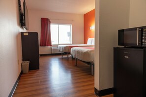 標準單人房, 2 張加大雙人床, 無障礙浴缸, 非吸煙房 | 書桌、免費搖籃/嬰兒床、折疊床/加床、免費無線上網