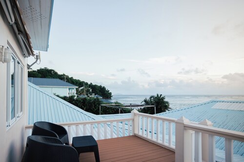 Modern Luxury 2-bedroom apartment in Villa with Ocean Views and Private Patio