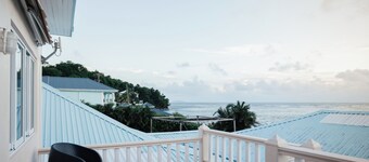 Modern Luxury 2-bedroom apartment in Villa with Ocean Views and Private Patio