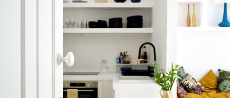 Een koelkast, een microgolfoven, een oven, een vaatwasser