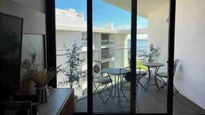 Ein Balkon mit Blick auf Gebäude und einen klaren Himmel.