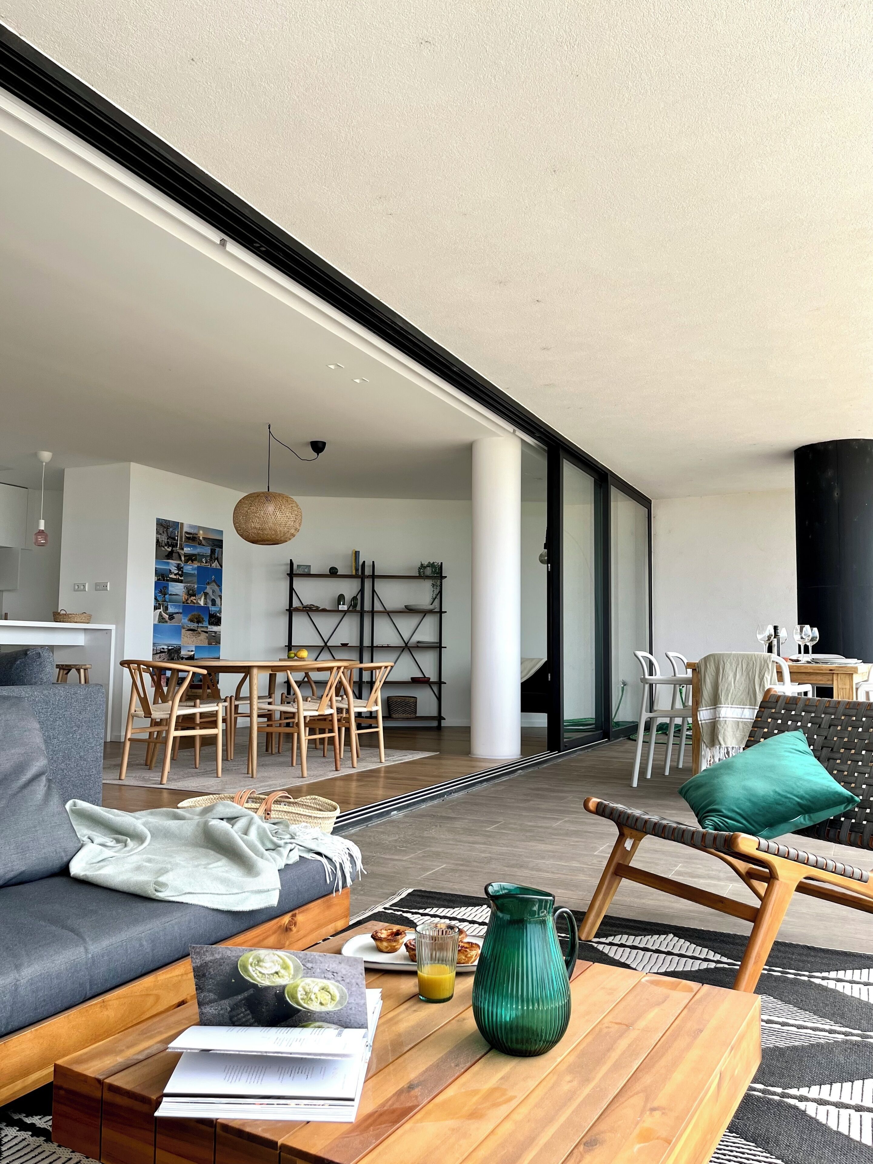 Ein modernes Wohnzimmer mit einer Couch, einem Couchtisch und einem Essbereich.