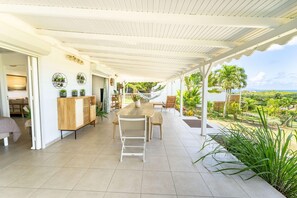 Outdoor dining - Villa Moca offering sea views with private saltwater pool ideal for 8 people (Grand-Bourg)