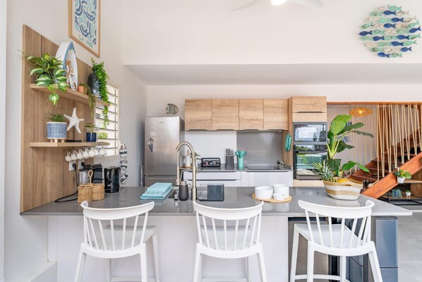 冷蔵庫、電子レンジ、オーブン、コンロ