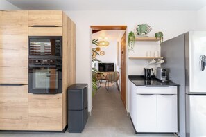 Een koelkast, een microgolfoven, een oven, een kookplaat