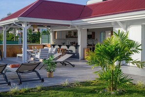 Outdoor dining - Villa Paloma with a private pool and 2 air-conditioned bedrooms (Grand-Bourg)