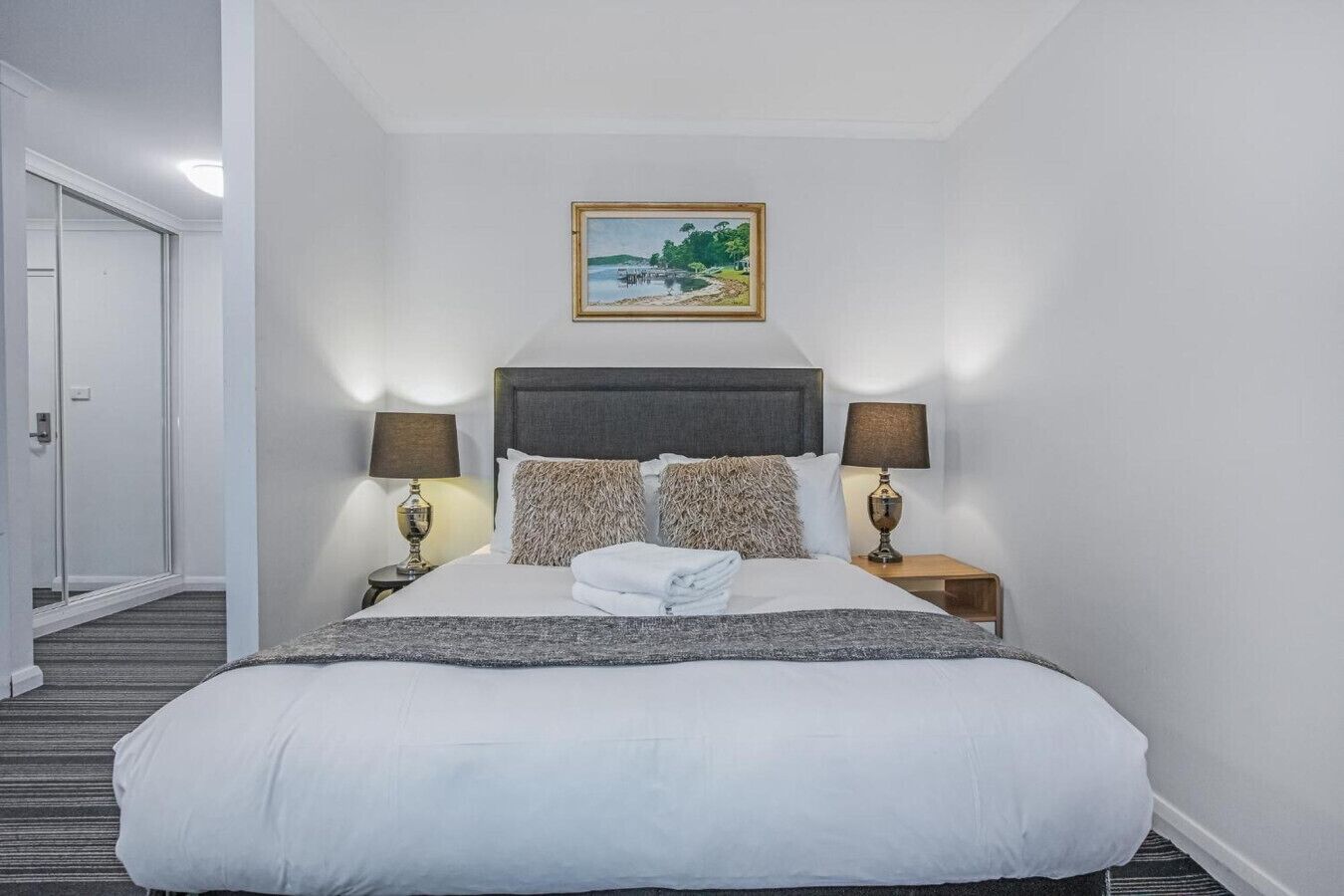 Een bureau, een strijkplank/strijkijzer, gratis wifi, beddengoed