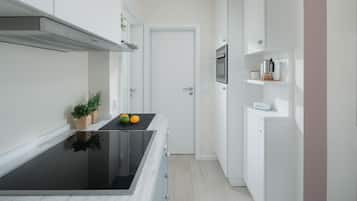 Kjøleskap, ovn, kokeplater og kaffetrakter/tekoker