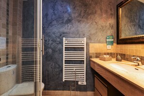 Douche, serviettes fournies