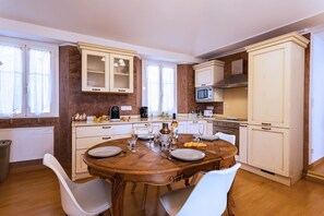 Kühlschrank, Mikrowelle, Ofen, Geschirrspüler