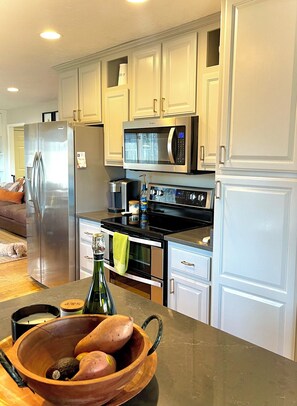 Refrigerador, microondas, horno, placa de cocina