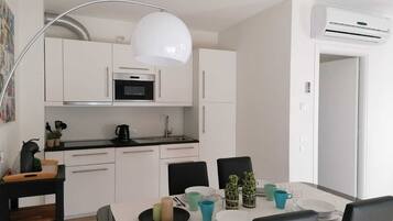 Kühlschrank, Mikrowelle, Herdplatte, Geschirrspüler