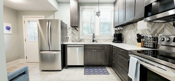 Fridge, microwave, oven, stovetop - Park View Point - 2 Bed/1.5 Bath Centrally Located (Winston-Salem)