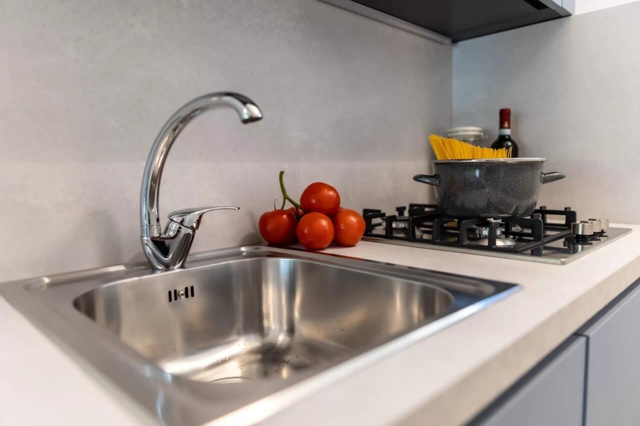 Kylskåp, mikrovågsugn, spishäll och barnstol