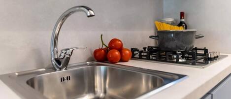 Réfrigérateur, micro-ondes, plaque de cuisson, chaise haute