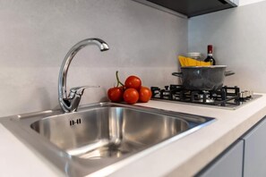 Kühlschrank, Mikrowelle, Herdplatte, Hochstuhl