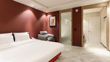 Kahden hengen deluxe-huone, oma kylpyhuone, kaupunkinäköala | Työpöytä, kannettavalle tietokoneelle sopiva työtila, ilmainen Wi-Fi