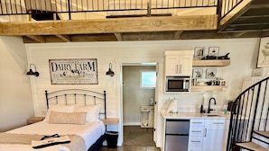 Deluxe Cottage, Non Smoking, Kitchenette | Living area - Silo Suites (La Verkin)