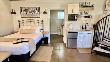 Deluxe Cottage, Non Smoking, Kitchenette | Living area