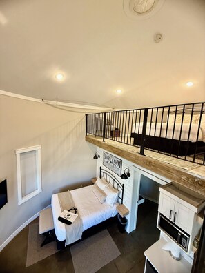 Deluxe Cottage, Non Smoking, Kitchenette | Living area