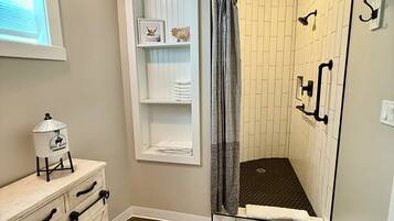 Deluxe Cottage, Non Smoking, Kitchenette | Bathroom