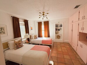 2 bedrooms, iron/ironing board, free WiFi, bed sheets - Casa de Conejito: Comfy Marfa Retreat (Marfa)
