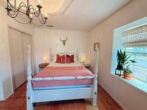 2 bedrooms, iron/ironing board, free WiFi, bed sheets - Casa de Conejito: Comfy Marfa Retreat (Marfa)