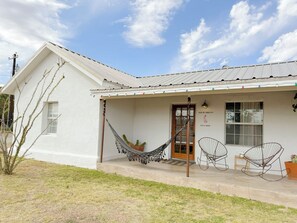 Exterior - Casa de Conejito: Comfy Marfa Retreat (Marfa)