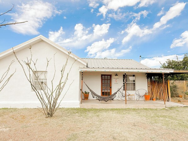 Exterior - Casa de Conejito: Comfy Marfa Retreat (Marfa)