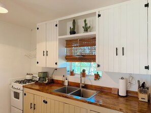 Fridge, microwave, oven, stovetop - Casa de Conejito: Comfy Marfa Retreat (Marfa)