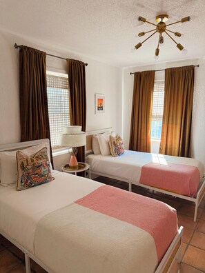 2 bedrooms, iron/ironing board, free WiFi, bed sheets - Casa de Conejito: Comfy Marfa Retreat (Marfa)