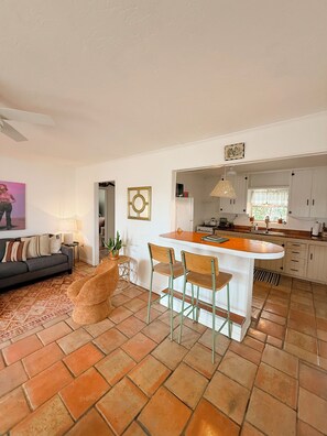 Smart TV, books - Casa de Conejito: Comfy Marfa Retreat (Marfa)