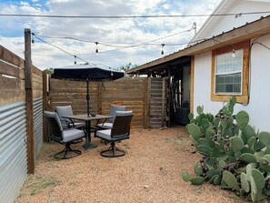 Outdoor dining - Casa de Conejito: Comfy Marfa Retreat (Marfa)