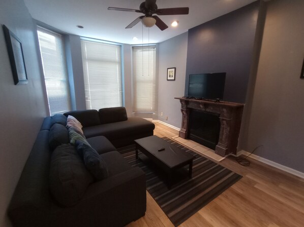 Living area - Beautiful 2 Bedroom located in a Unique Private Park. Near Beaches Near Downtown (Chicago)