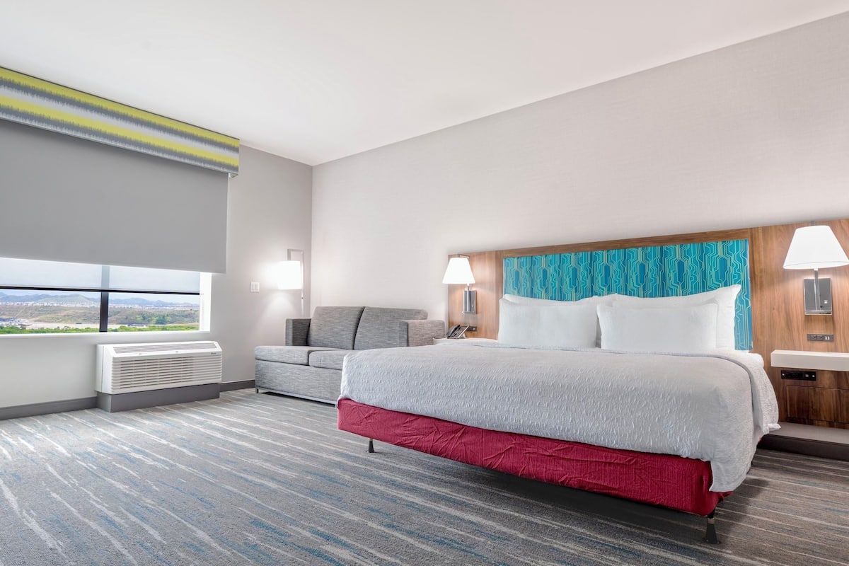 Kamer, 1 kingsize bed met slaapbank, toegankelijk voor mindervaliden (Hearing)