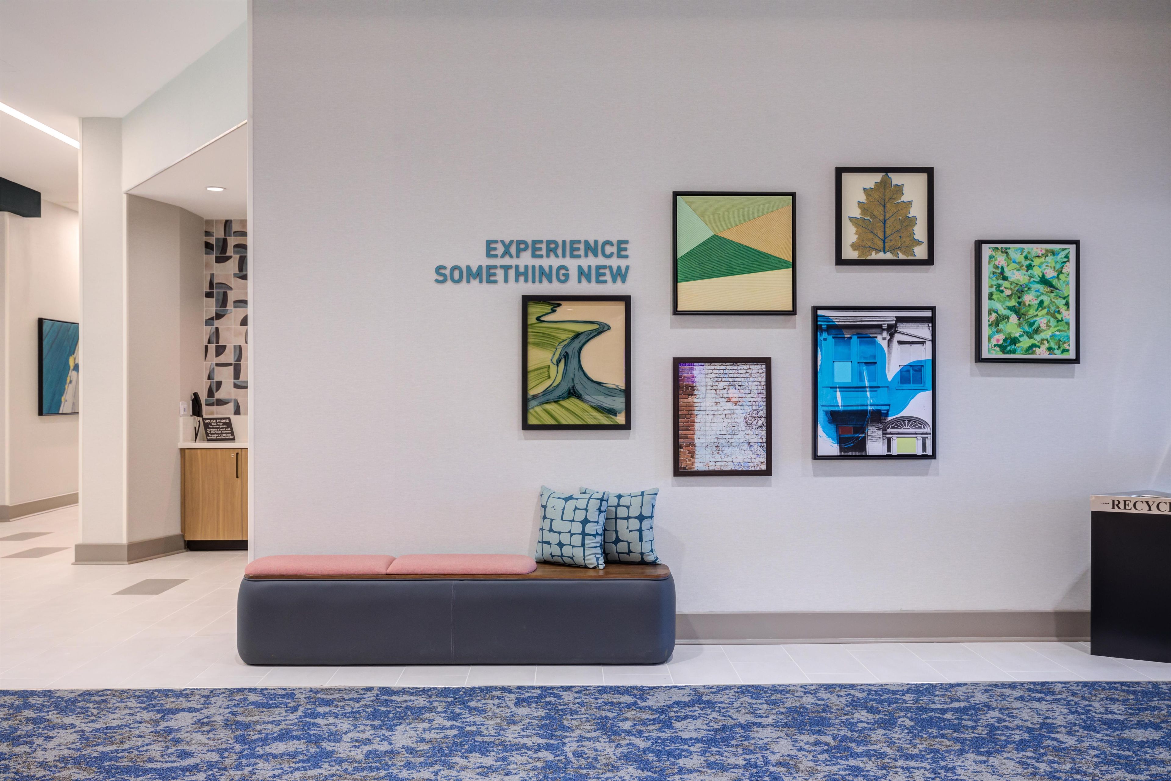 Un interior moderno con un cartel en la pared que dice 'EXPERIENCE SOMETHING NEW'.