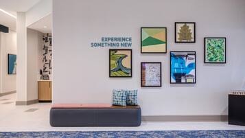 Un interior moderno con un cartel en la pared que dice 'EXPERIENCE SOMETHING NEW'.